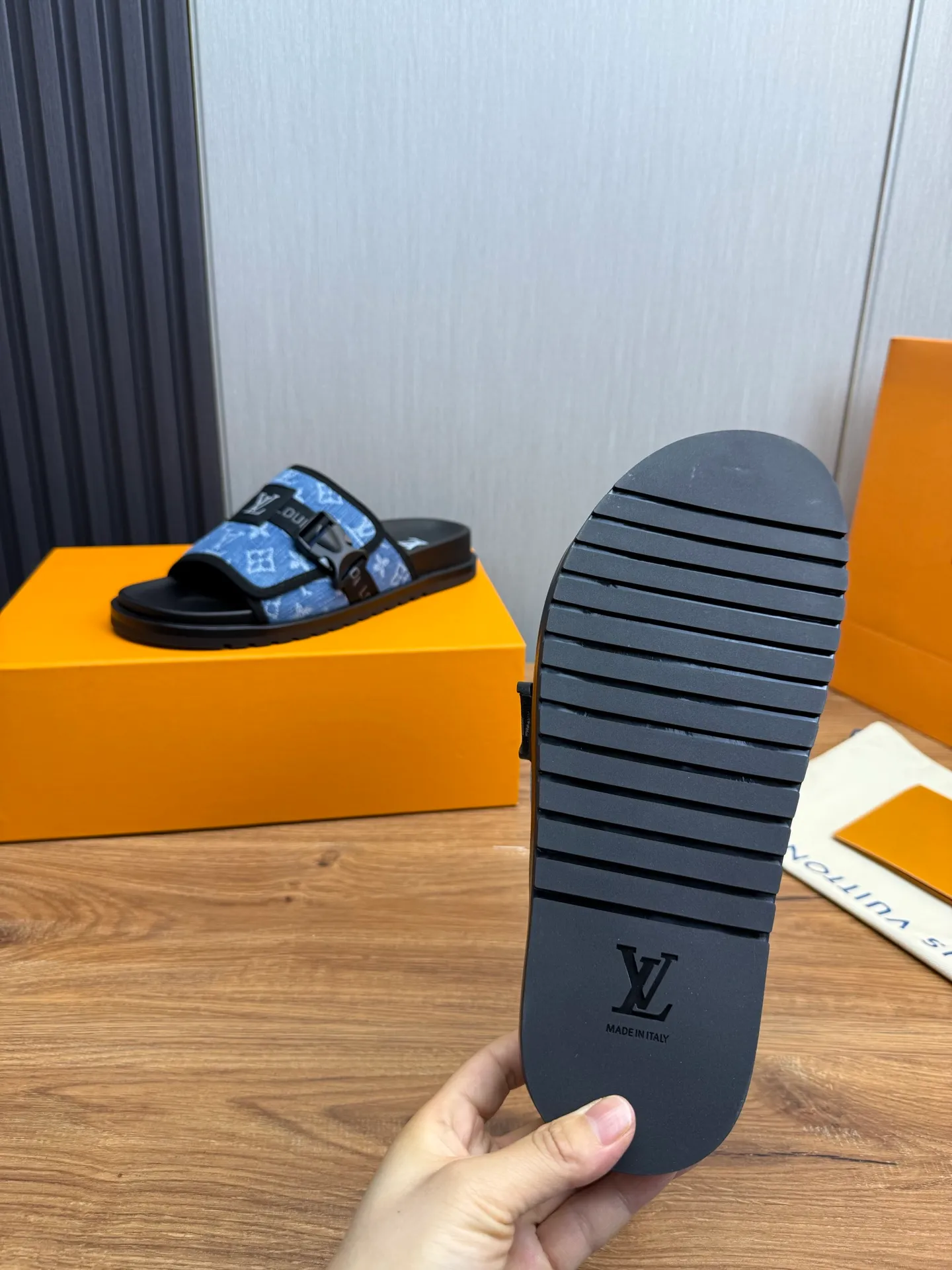 Men's shoes 💰320💰 Lv. hot selling men's slippers 🔥 🩴Official website one to one production 38-45 sizes 45 46 🉑️Customized!